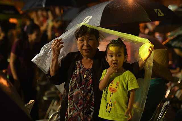  Người lớn, trẻ nhỏ Hà Nội đội mưa khai trương phố đi bộ Trịnh Công Sơn - Ảnh 21.