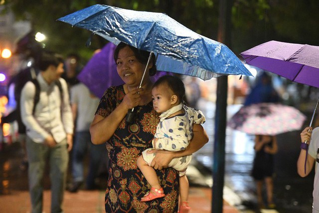  Người lớn, trẻ nhỏ Hà Nội đội mưa khai trương phố đi bộ Trịnh Công Sơn - Ảnh 24.