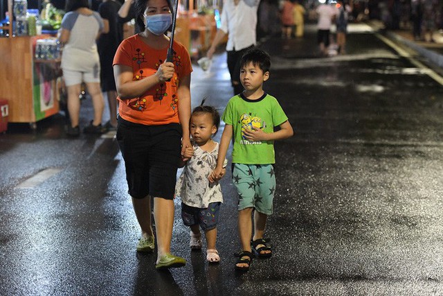  Người lớn, trẻ nhỏ Hà Nội đội mưa khai trương phố đi bộ Trịnh Công Sơn - Ảnh 5.