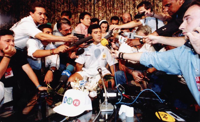 Bàn tay của nữ y tá đưa Cậu bé vàng Maradona xuống vực thẳm ở World Cup 1994 - Ảnh 1.