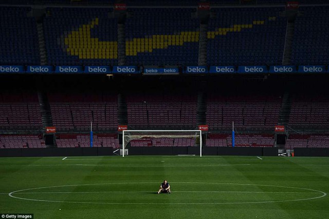 Khoảnh khắc Iniesta ngồi một mình ở Nou Camp lúc 1h sáng gây xúc động - Ảnh 1.