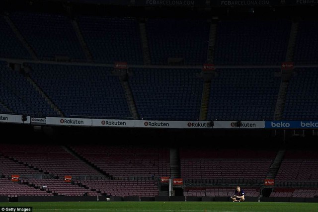 Khoảnh khắc Iniesta ngồi một mình ở Nou Camp lúc 1h sáng gây xúc động - Ảnh 3.