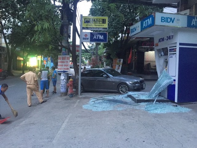  Xế hộp BMW tông nát trụ ATM của BIDV ở Sài Gòn - Ảnh 1.