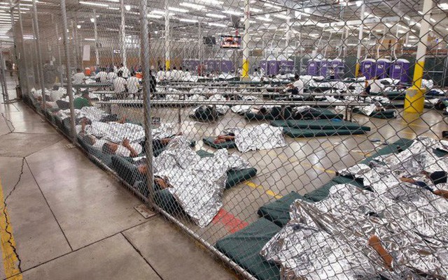 Tổng thống Trump bị chỉ trích vì xây trại tị nạn cho trẻ nhập cư: Trẻ con không thuộc về nhà tù - Ảnh 1.