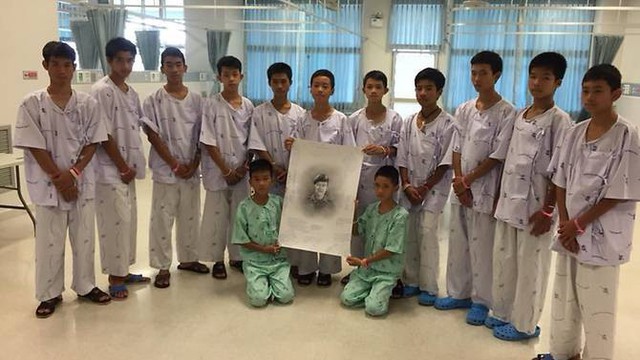 Sau khi sức khỏe dần ổn định, đội bóng nhí Thái Lan được thông báo về cái chết của thợ lặn - Ảnh 2.