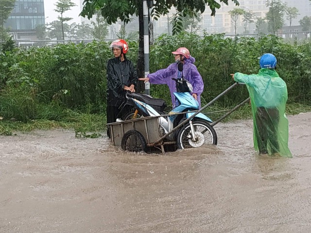 Hà Nội mưa lớn dai dẳng: Nhiều tuyến đường ngập sâu trong nước, các phương tiện chết máy hàng loạt - Ảnh 9.