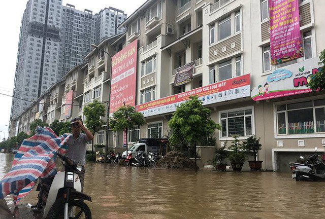 Hà Nội: Làng biệt thự triệu đô hễ mưa là ngập, dân bơi xuồng trên đường phố - Ảnh 6.
