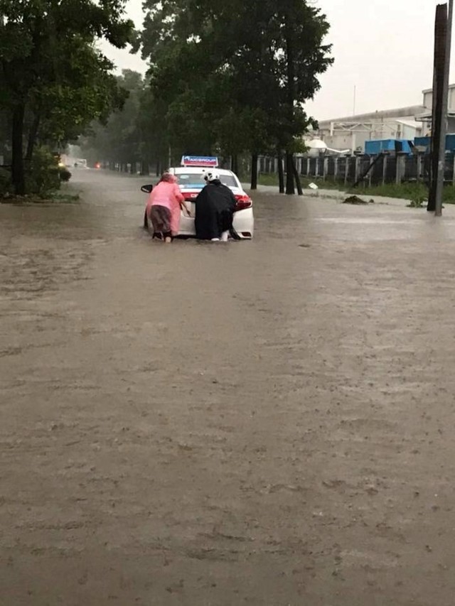 Hà Nội mưa lớn, xế hộp cũng bơi giữa những con phố nay đã biến thành sông - Ảnh 2.