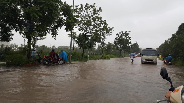 Hà Nội mưa lớn dai dẳng: Nhiều tuyến đường ngập sâu trong nước, các phương tiện chết máy hàng loạt - Ảnh 8.