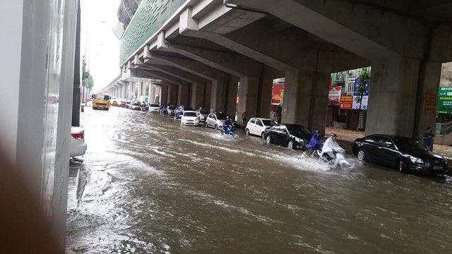Hà Nội mưa lớn dai dẳng: Nhiều tuyến đường ngập sâu trong nước, các phương tiện chết máy hàng loạt - Ảnh 16.