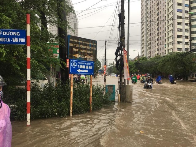 Hà Nội mưa lớn dai dẳng: Nhiều tuyến đường ngập sâu trong nước, các phương tiện chết máy hàng loạt - Ảnh 13.