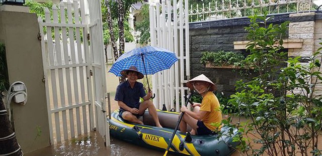 Hà Nội: Làng biệt thự triệu đô hễ mưa là ngập, dân bơi xuồng trên đường phố - Ảnh 3.