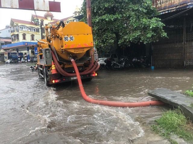 Chùm ảnh: Sau đêm mưa lớn, Hà Nội ngập bốn bề, xe cộ chết máy la liệt - Ảnh 1.