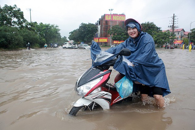 Hà Nội: Làng biệt thự triệu đô hễ mưa là ngập, dân bơi xuồng trên đường phố - Ảnh 5.