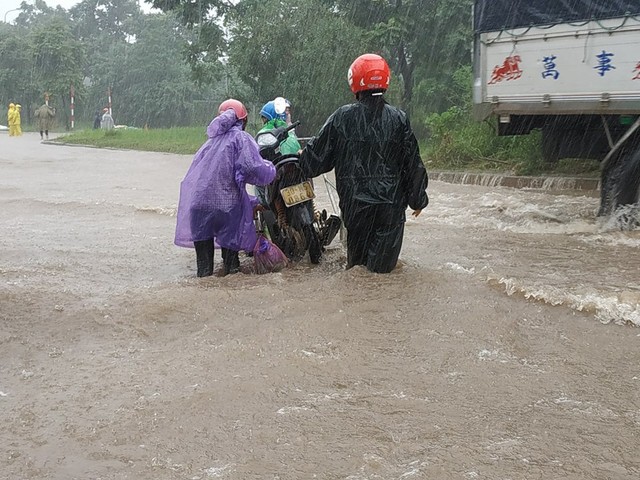 Chùm ảnh: Sau đêm mưa lớn, Hà Nội ngập bốn bề, xe cộ chết máy la liệt - Ảnh 12.