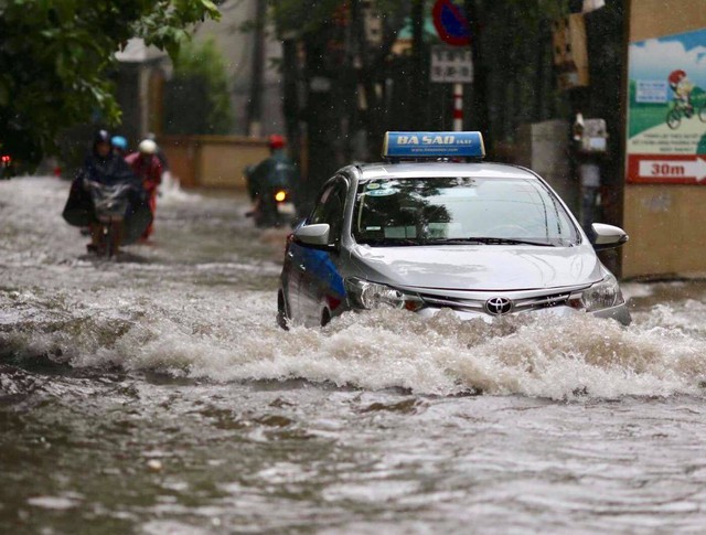 Chùm ảnh: Sau đêm mưa lớn, Hà Nội ngập bốn bề, xe cộ chết máy la liệt - Ảnh 16.