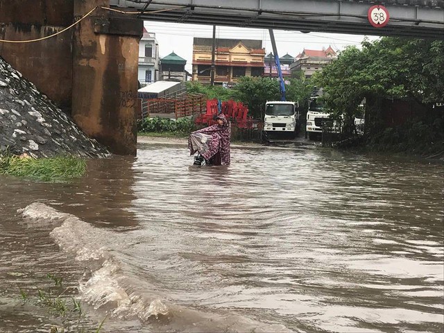 Chùm ảnh: Sau đêm mưa lớn, Hà Nội ngập bốn bề, xe cộ chết máy la liệt - Ảnh 3.