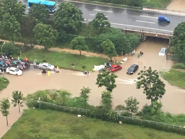 Chùm ảnh: Sau đêm mưa lớn, Hà Nội ngập bốn bề, xe cộ chết máy la liệt - Ảnh 4.