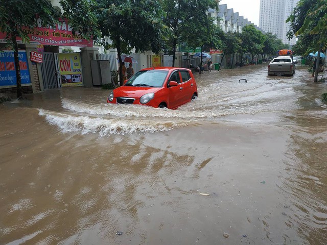 Chùm ảnh: Sau đêm mưa lớn, Hà Nội ngập bốn bề, xe cộ chết máy la liệt - Ảnh 5.