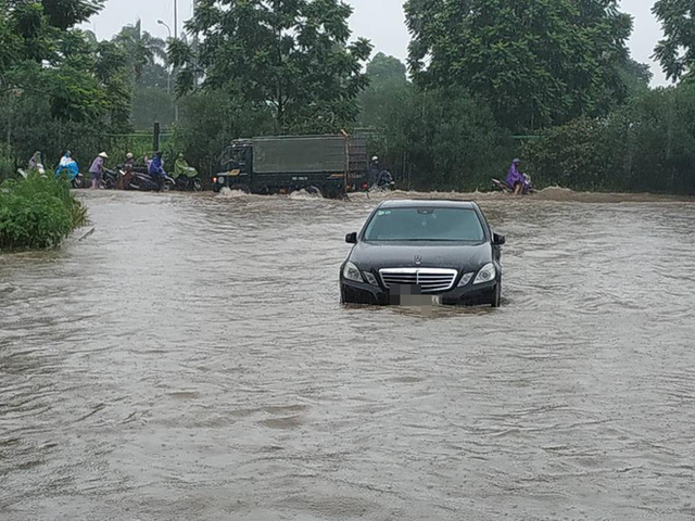 Chùm ảnh: Sau đêm mưa lớn, Hà Nội ngập bốn bề, xe cộ chết máy la liệt - Ảnh 7.