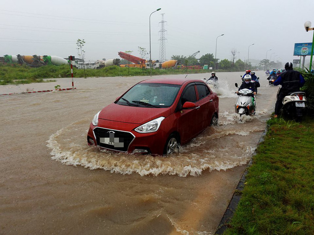 Chùm ảnh: Sau đêm mưa lớn, Hà Nội ngập bốn bề, xe cộ chết máy la liệt - Ảnh 10.