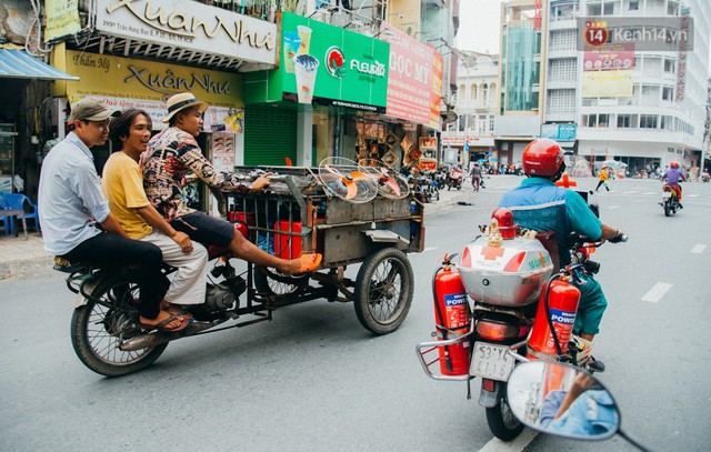 Ông cụ nhặt rác và chú vẹt ở Sài Gòn trên chiếc xe cứu thương đáng yêu được chế tạo từ phế liệu - Ảnh 2.