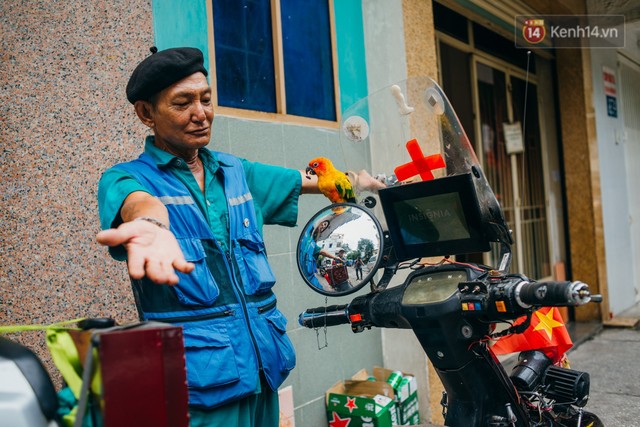 Ông cụ nhặt rác và chú vẹt ở Sài Gòn trên chiếc xe cứu thương đáng yêu được chế tạo từ phế liệu - Ảnh 3.