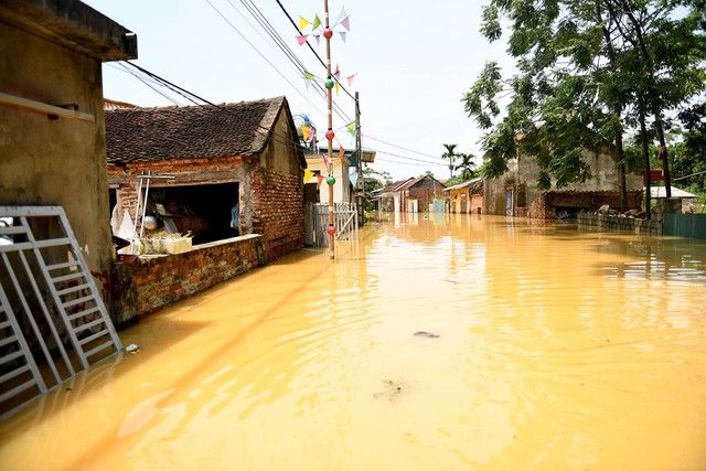 Sau 1 tuần mưa, người Hà Nội dùng thuyền tự chế, bơi trong dòng nước ngập ao bèo về nhà - Ảnh 3.