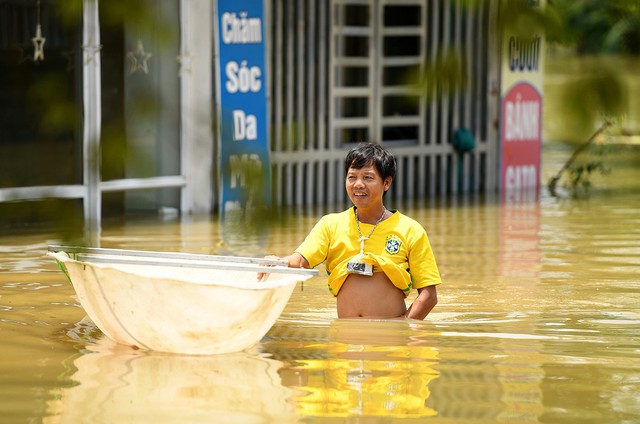 Sau 1 tuần mưa, người Hà Nội dùng thuyền tự chế, bơi trong dòng nước ngập ao bèo về nhà - Ảnh 12.