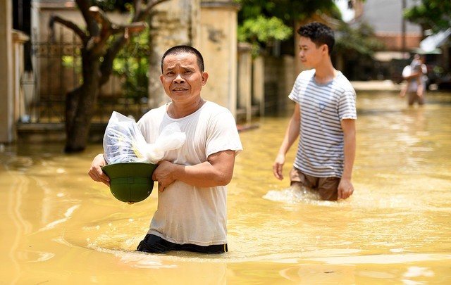 Sau 1 tuần mưa, người Hà Nội dùng thuyền tự chế, bơi trong dòng nước ngập ao bèo về nhà - Ảnh 14.