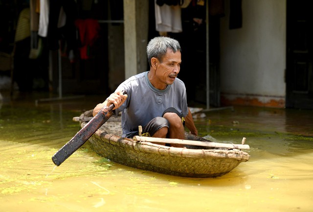 Sau 1 tuần mưa, người Hà Nội dùng thuyền tự chế, bơi trong dòng nước ngập ao bèo về nhà - Ảnh 20.
