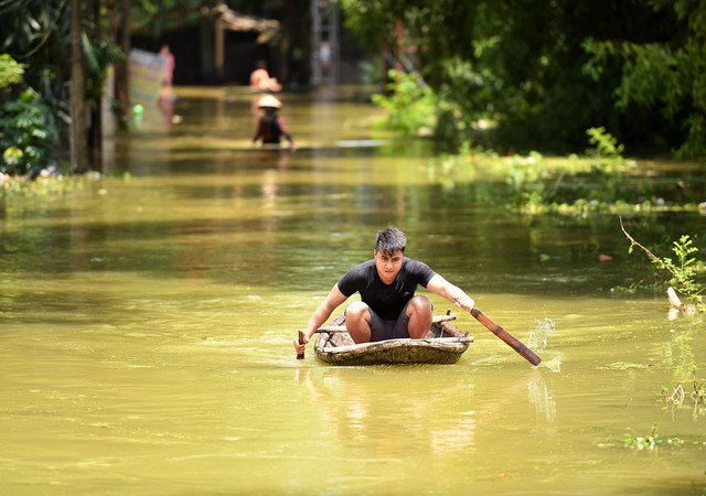 Sau 1 tuần mưa, người Hà Nội dùng thuyền tự chế, bơi trong dòng nước ngập ao bèo về nhà - Ảnh 4.
