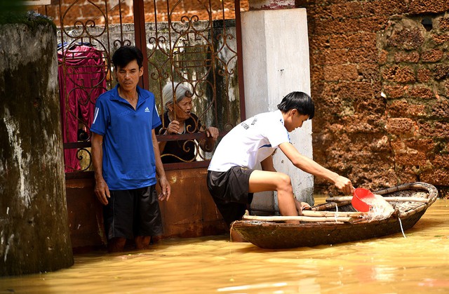 Sau 1 tuần mưa, người Hà Nội dùng thuyền tự chế, bơi trong dòng nước ngập ao bèo về nhà - Ảnh 32.