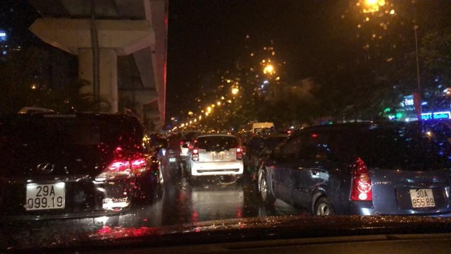 Chùm ảnh các tuyến phố ngập úng, tắc đường kinh hoàng nhiều giờ liền sau cơn mưa lớn tại Hà Nội - Ảnh 6.