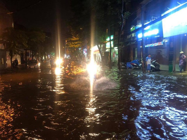 Chùm ảnh các tuyến phố ngập úng, tắc đường kinh hoàng nhiều giờ liền sau cơn mưa lớn tại Hà Nội - Ảnh 9.