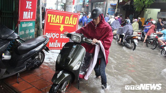 Video: Hốt bạc triệu nhờ dịch vụ sửa xe máy trên các tuyến phố ngập ở Hà Nội - Ảnh 5.