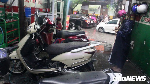 Video: Hốt bạc triệu nhờ dịch vụ sửa xe máy trên các tuyến phố ngập ở Hà Nội - Ảnh 6.