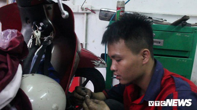 Video: Hốt bạc triệu nhờ dịch vụ sửa xe máy trên các tuyến phố ngập ở Hà Nội - Ảnh 8.
