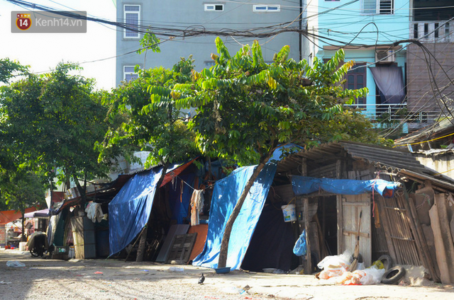 Xóm trọ nghèo không quạt, không điều hòa ở Hà Nội: Ban ngày đi khỏi nhà, ban đêm phải đổ nước lên giường mới ngủ được - Ảnh 1.
