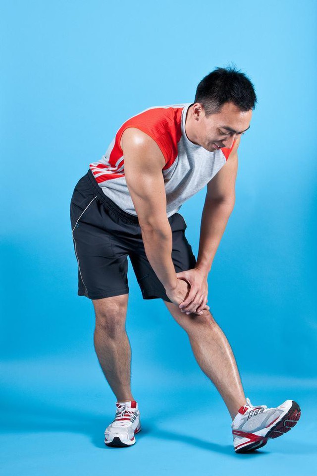 Đau lưng mỏi gối do lối sống, áp dụng 8 động tác đơn giản này để lấy lại sức mạnh đôi chân - Ảnh 1.