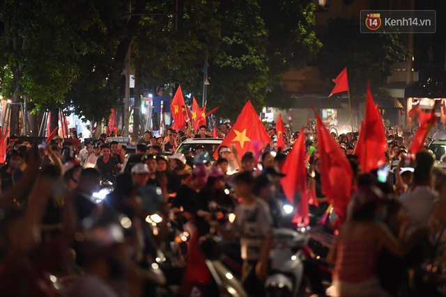 Hàng nghìn người đổ ra đường hò reo ăn mừng chiến thắng lịch sử của Olympic Việt Nam - Ảnh 2.