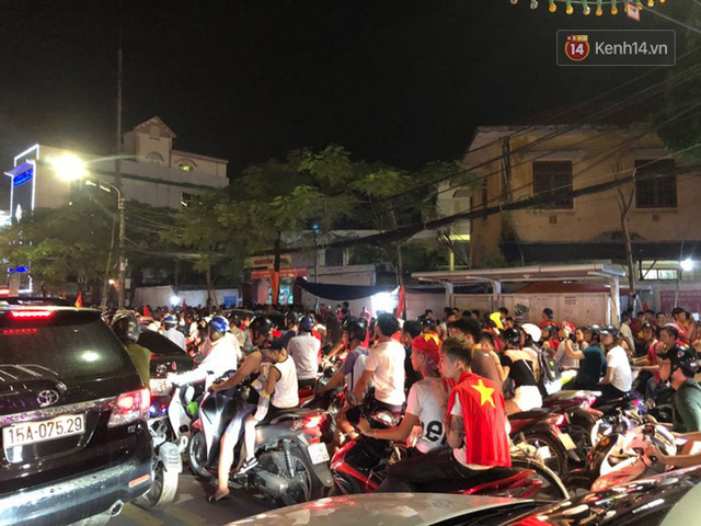 Hàng nghìn người đổ ra đường hò reo ăn mừng chiến thắng lịch sử của Olympic Việt Nam - Ảnh 14.