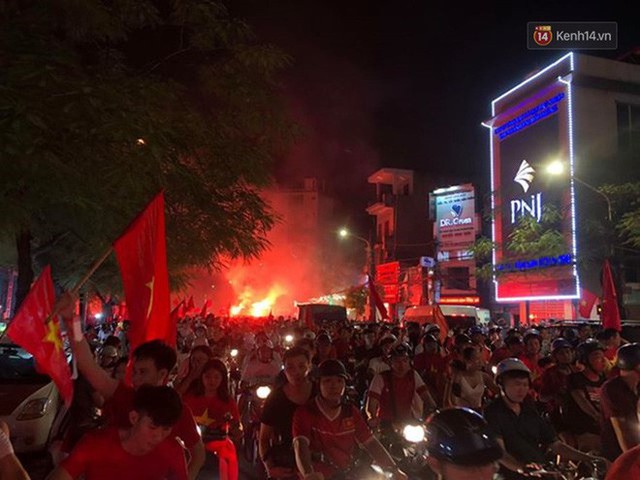 Hàng nghìn người đổ ra đường hò reo ăn mừng chiến thắng lịch sử của Olympic Việt Nam - Ảnh 16.