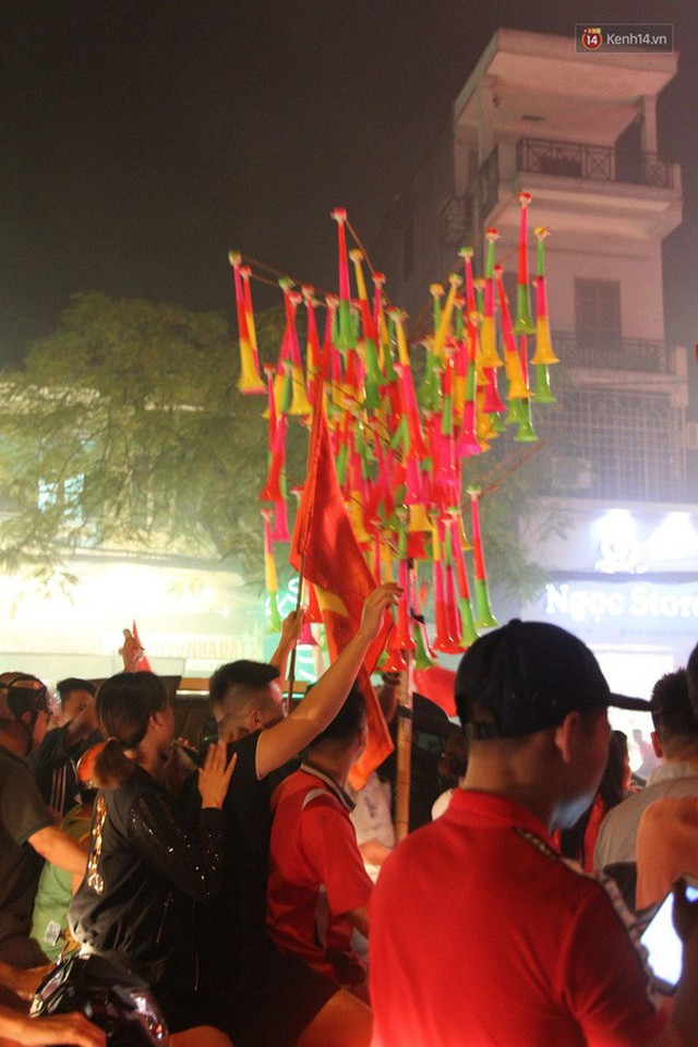 Hàng nghìn người đổ ra đường hò reo ăn mừng chiến thắng lịch sử của Olympic Việt Nam - Ảnh 4.