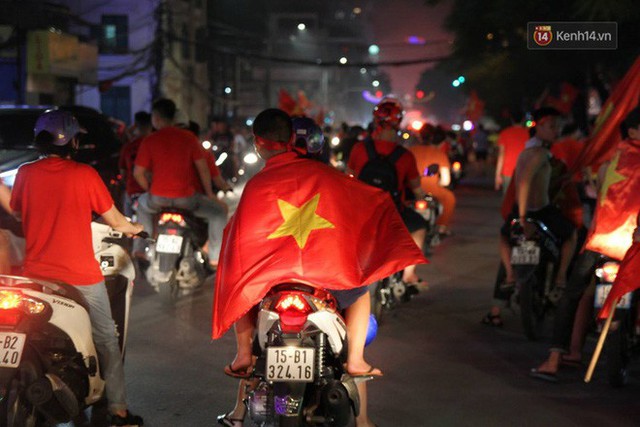 Hàng nghìn người đổ ra đường hò reo ăn mừng chiến thắng lịch sử của Olympic Việt Nam - Ảnh 19.
