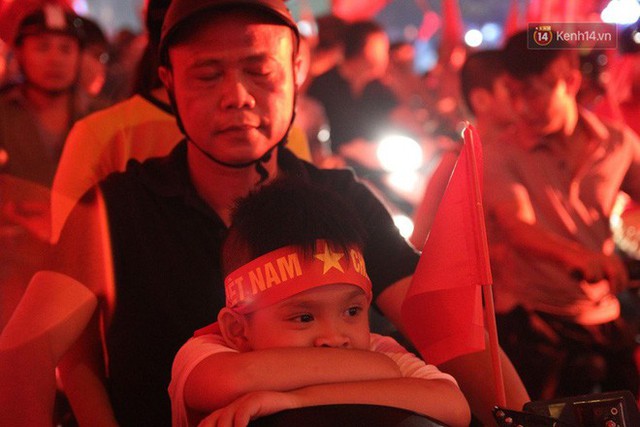 Hàng nghìn người đổ ra đường hò reo ăn mừng chiến thắng lịch sử của Olympic Việt Nam - Ảnh 5.