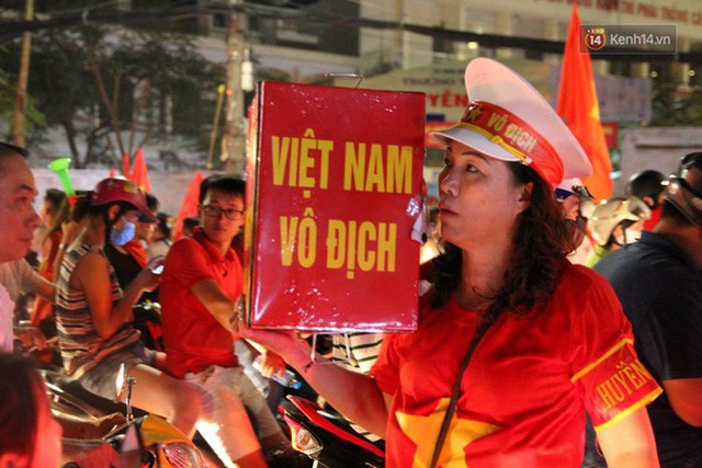 Hàng nghìn người đổ ra đường hò reo ăn mừng chiến thắng lịch sử của Olympic Việt Nam - Ảnh 8.