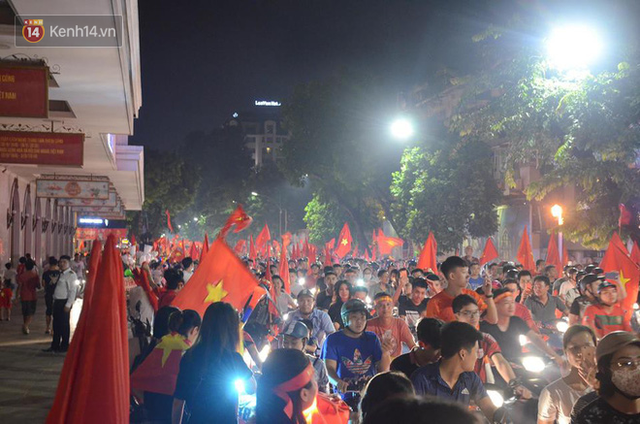 Hàng nghìn người đổ ra đường hò reo ăn mừng chiến thắng lịch sử của Olympic Việt Nam - Ảnh 10.