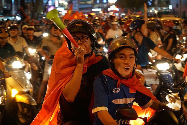  Xe bồn đứng yên chịu trận trong dòng người đi bão ở Sài Gòn mừng chiến thắng của U23 Việt Nam - Ảnh 9.