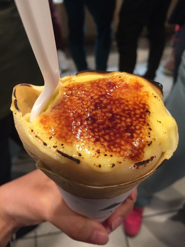 Ai bảo món Crème Brûlée chỉ thưởng thức trong cốc, ở Anh người ta còn kết hợp với vỏ ốc quế vừa xinh vừa ngon - Ảnh 2.